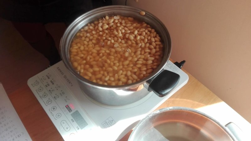 大鍋で大豆を煮ているところ