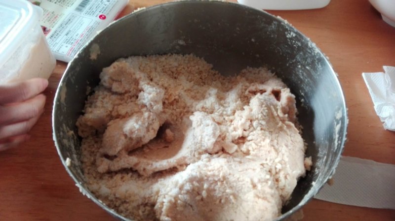 混ぜ合わせた麹と塩にペースト状になった大豆を加えて混ぜているところ