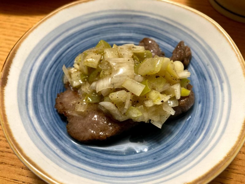 仙台の人気店「肉のいとう」で購入した牛タンに自家製ネギ塩をのせてみました