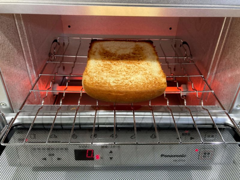 パナソニックコンパクトオーブンで奥が少し焦げてしまったトースト