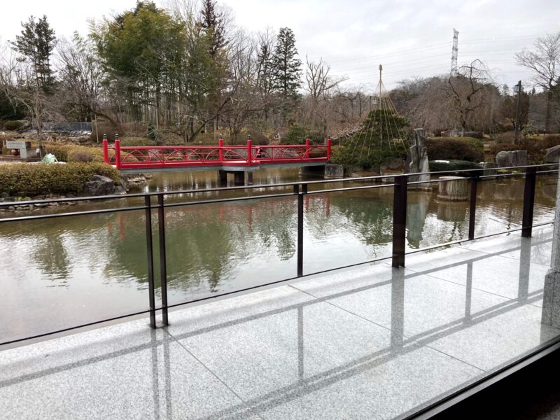 秋保温泉篝火の湯緑水亭ラウンジからの日本庭園の眺め