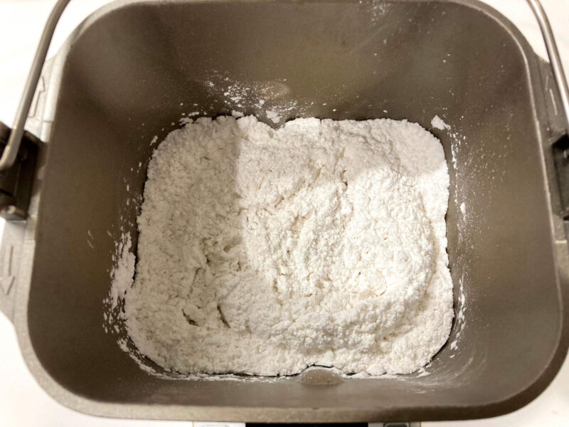パンケースに入れたパン用米粉「ミズホチカラ」で作る米粉パンの材料をレシピに従って混ぜたところ