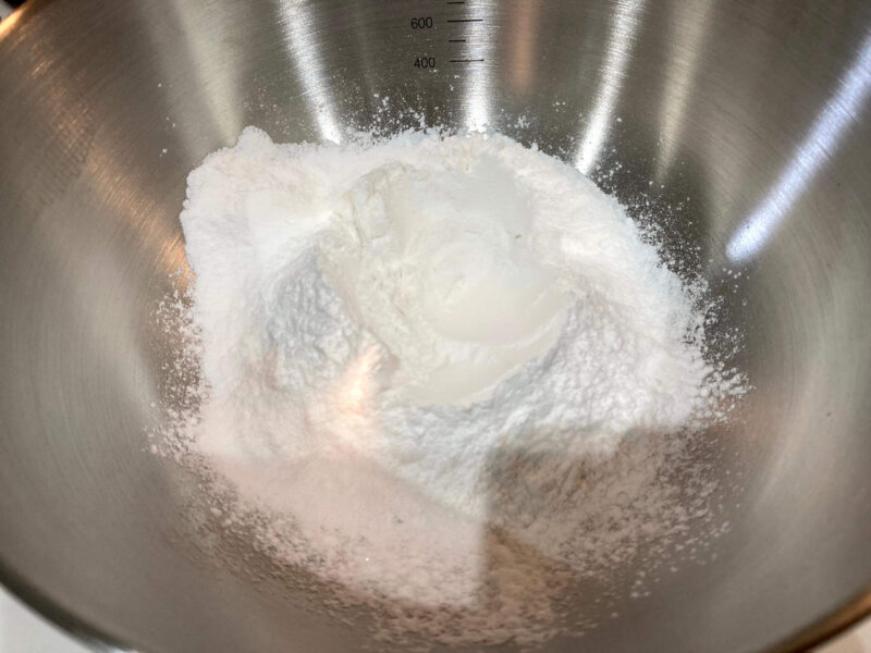カルディ「国産米粉のパンケーキミックス」の粉をボウルに入れたところ