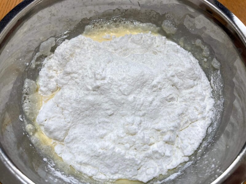 ボウルに入れて混ぜた卵と牛乳に粉を加えたところ