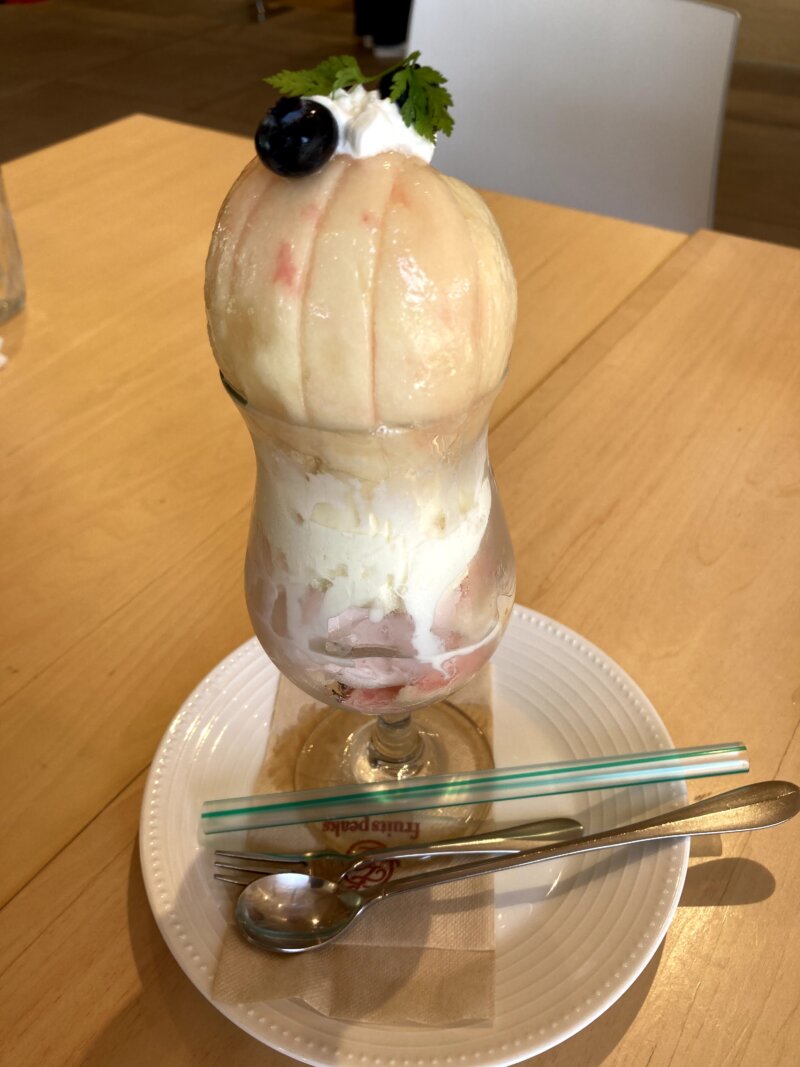 『フルーツピークス仙台富沢店』夏季限定大人気のまるごと桃パフェ