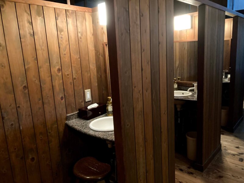 蔵王国際ホテル女湯の個室のように区切られた洗面スペース