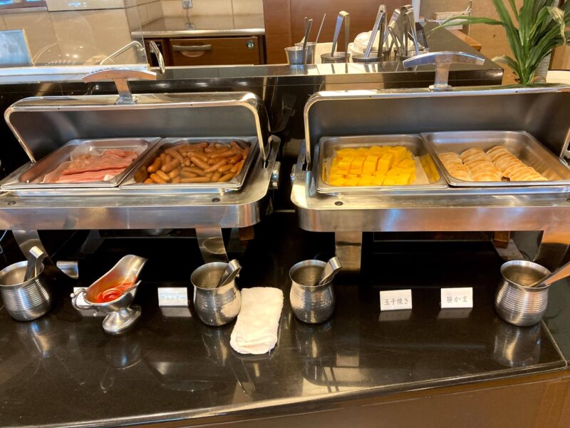 『鳴子ホテル』朝食バイキングの仙台名物の笹かまに、朝食の定番の玉子焼き・ベーコン・ウィンナー