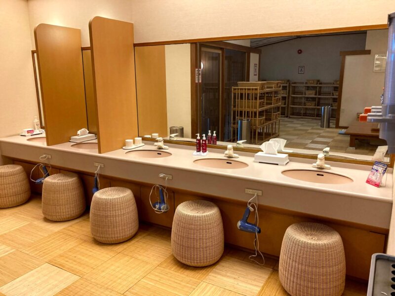 『鳴子ホテル』玉の湯脱衣所の洗面スペース