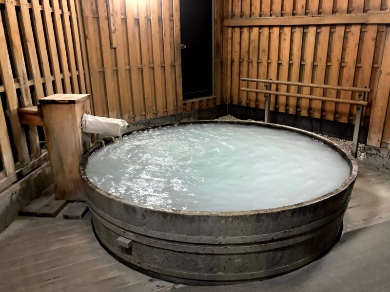 『鳴子ホテル』玉の湯　あまり開放感のない露天風呂