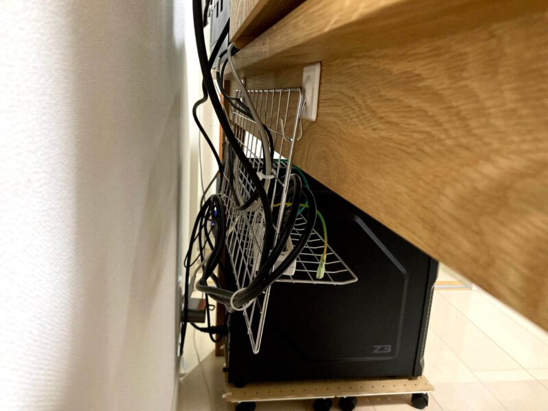 ワイヤーネットとワイヤー棚でdiyしたパソコン周りの配線を整理するラック