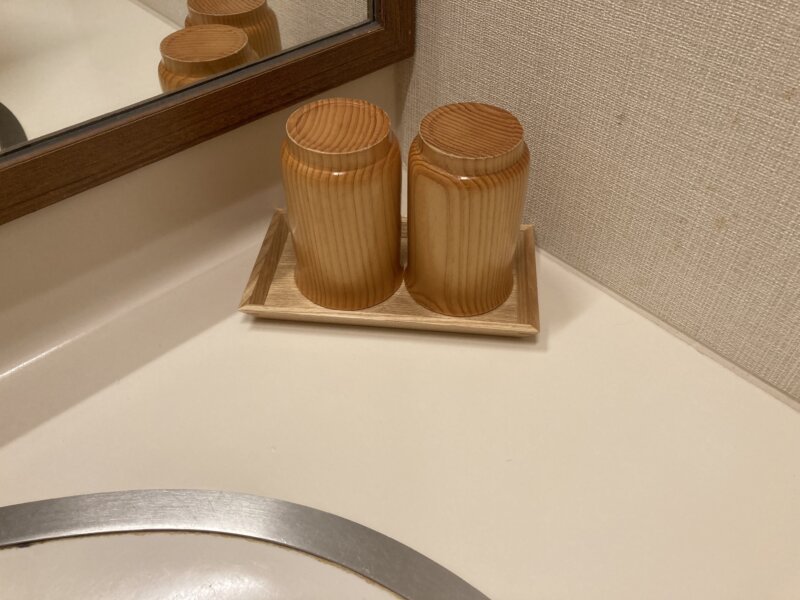 鳴子温泉『湯元吉祥』洗面所の木製コップ