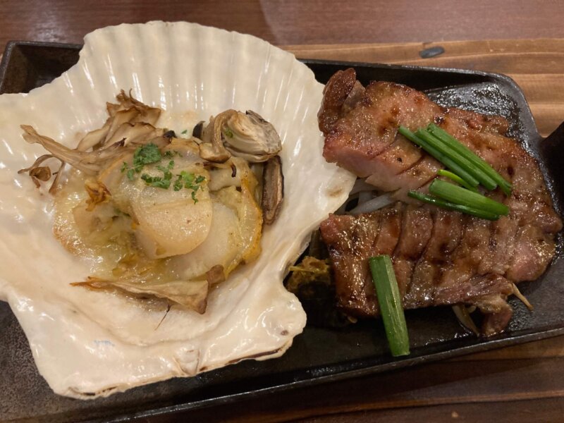 『湯元吉祥』の夕食　お替わり自由の牛タンと帆立バター醬油