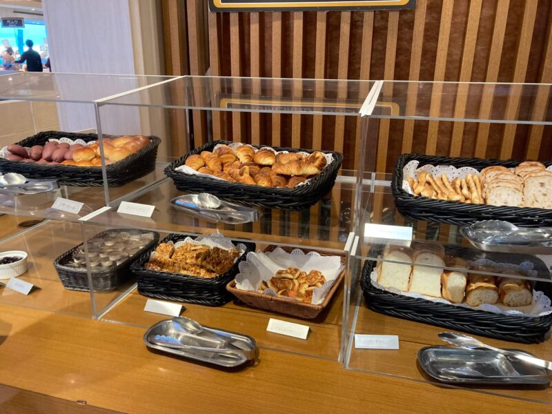 別府温泉杉乃井ホテル　Seeds（シーズ）朝食バイキングのパンコーナー