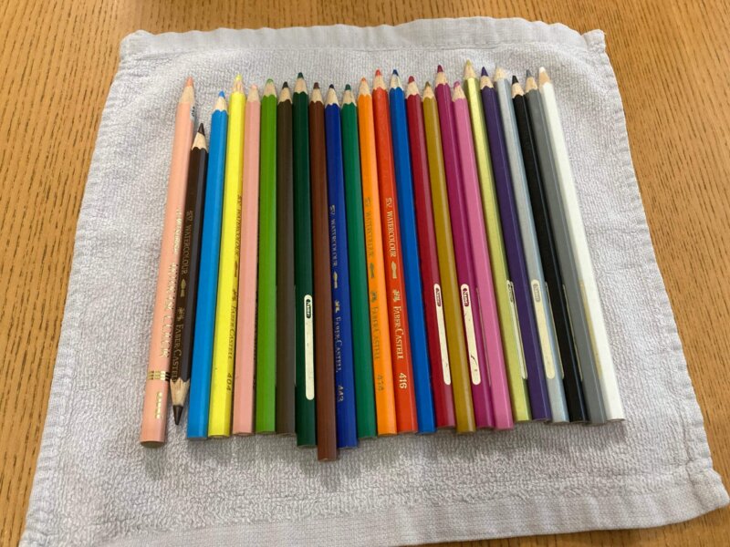 ファーバーカステルの色鉛筆24本をミニタオルに並べたところ