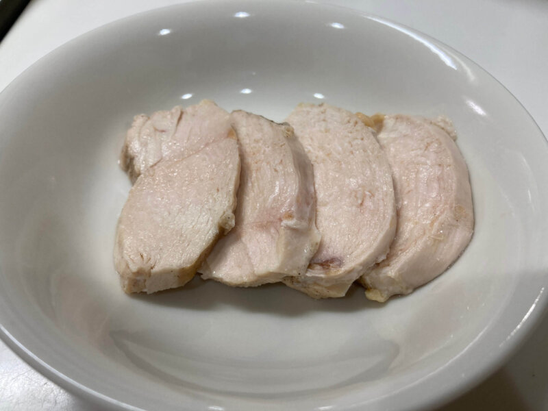 シリコンスチーマー『ルクエ』で作った蒸し鶏をカットしたところ