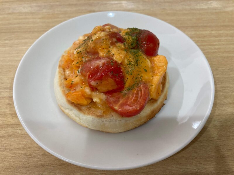 シリコンスチーマー『ルクエ』で作ったトマトと卵をパンに乗せたところ