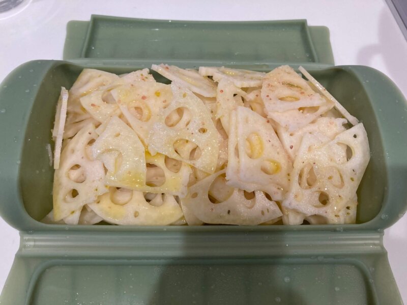 シリコンスチーマー『ルクエ』で作るルッコラとレンコンのサラダ（大量のレンコン、調理前）