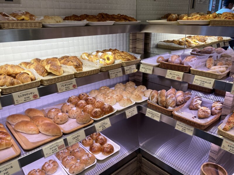 『FRESH BAKERY & CAKE 石井屋』の種類豊富なパン