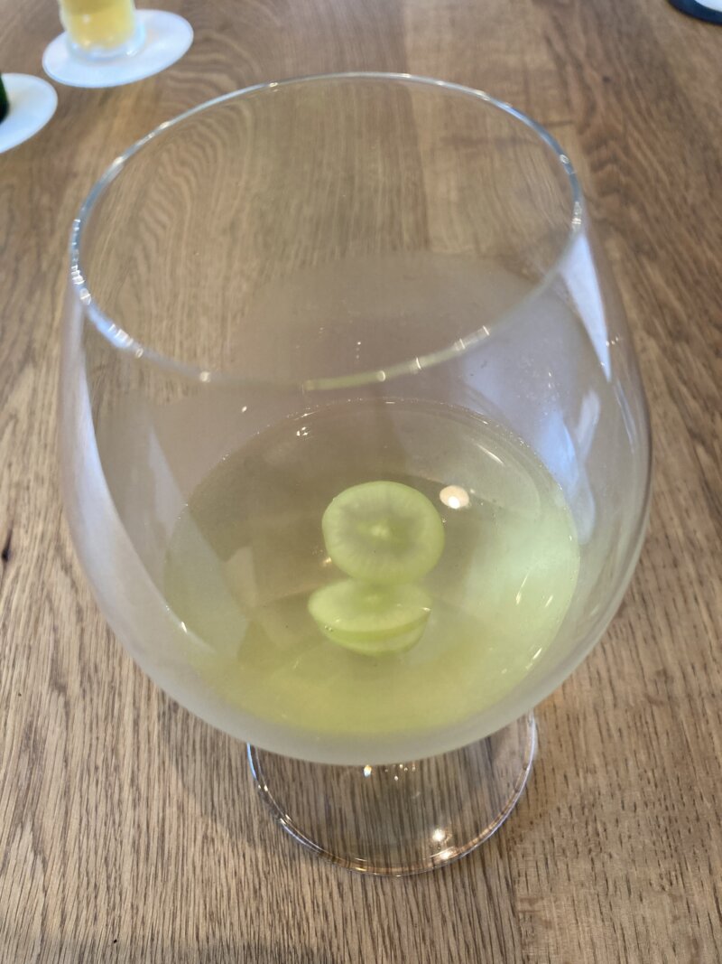 『御飯処 omitu（おみつ）』ワイングラスに入った『葡萄香る水出し青茶』