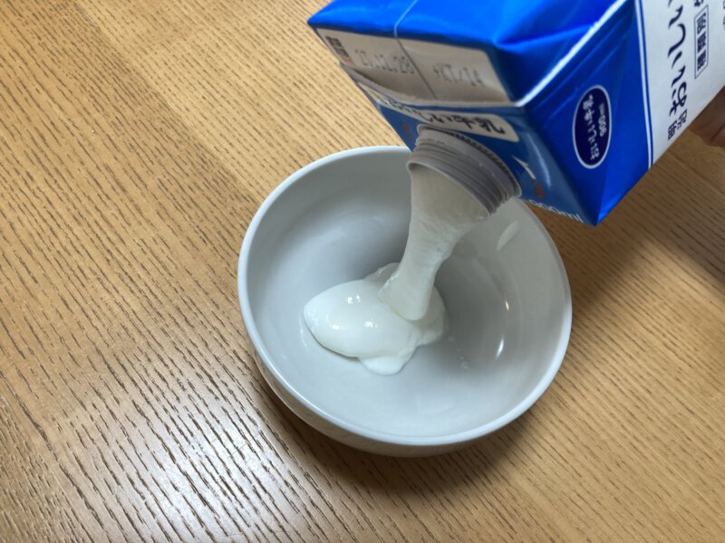 アイリスオーヤマヨーグルトメーカーIYM-014　キャップタイプの牛乳は注ぐのが簡単