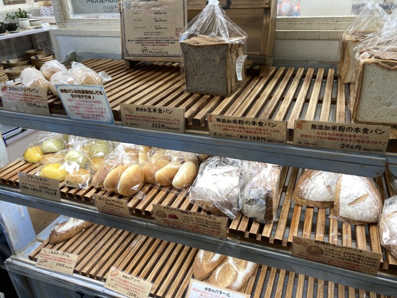 『米粉パン専門店MonaMona（モナモナ）富沢店』の食パンコーナーに並ぶ『カンパーニュ』