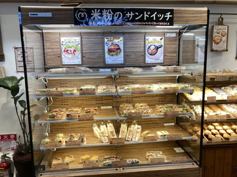 『米粉パン専門店MonaMona（モナモナ）仙台駅店』のサンドイッチコーナー