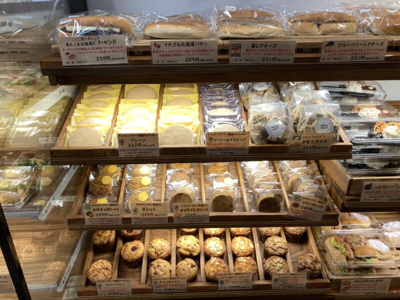 『米粉パン専門店MonaMona（モナモナ）仙台駅店』のグルテンフリー焼き菓子コーナー