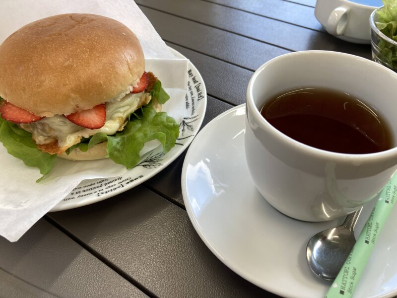 山元いちご農園併設カフェ『ベリーベリーラボ』いちごハンバーガー＆セットの紅茶