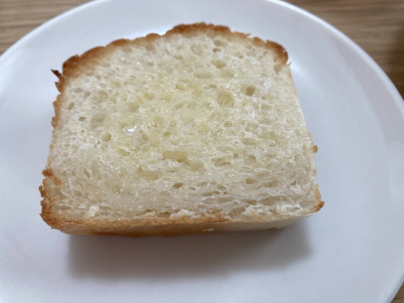 『rebake(リベイク)』で届いた米粉のプレーン食パンにバターを塗ってトーストしたところ