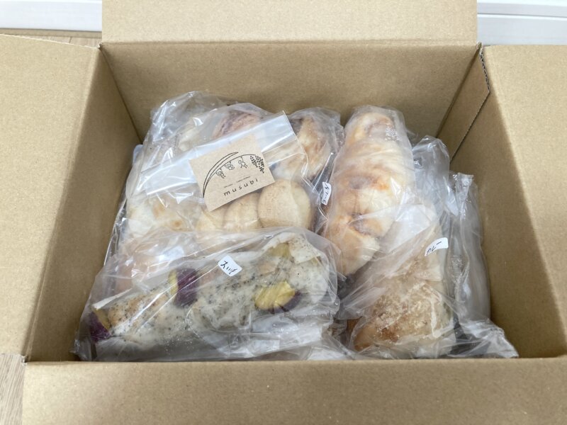 『rebake(リベイク)』で届いた段ボールいっぱいの米粉パン