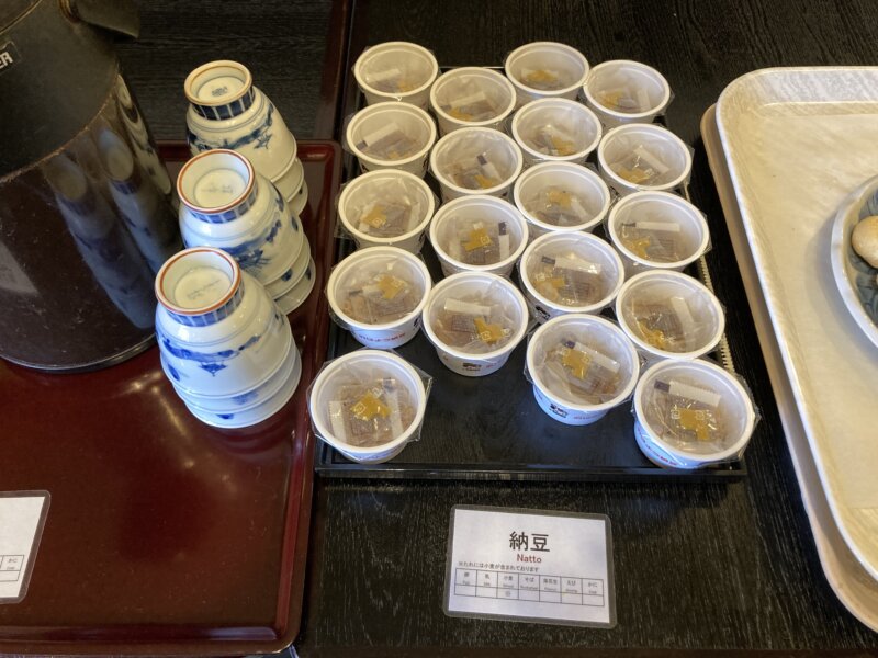 『おおみや旅館』の朝食フリーコーナーの納豆