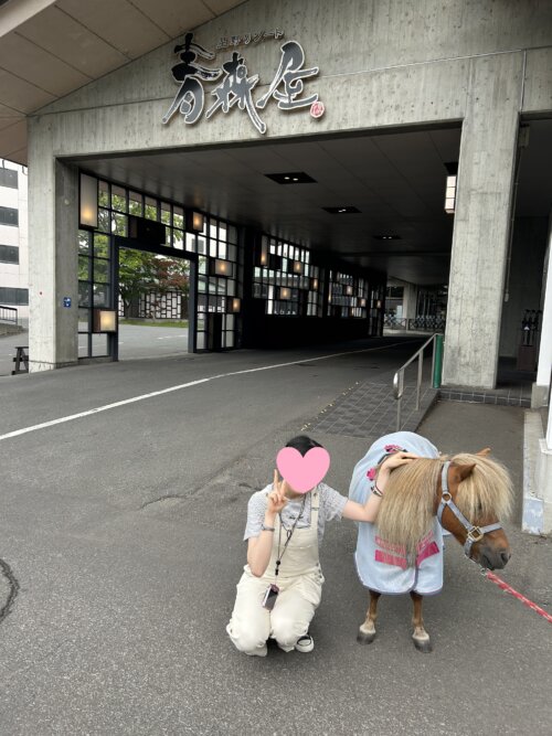 星野リゾート青森屋ポニーのお出迎え