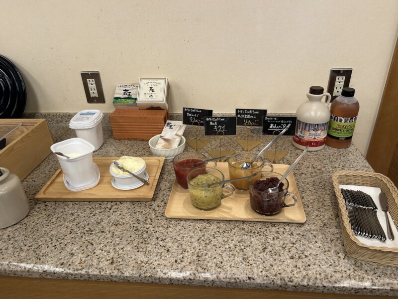 「蔵王の森」がつくる美と健康の温泉宿　ゆと森倶楽部　朝食のバターやチーズ、自家製ジャム