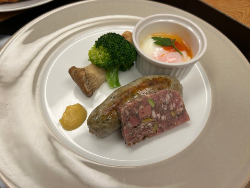「蔵王の森」がつくる美と健康の温泉宿　ゆと森倶楽部　朝食のパテ・ド・カンパーニュとハーブフランク