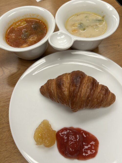 「蔵王の森」がつくる美と健康の温泉宿　ゆと森倶楽部　朝食のスープとクロワッサン