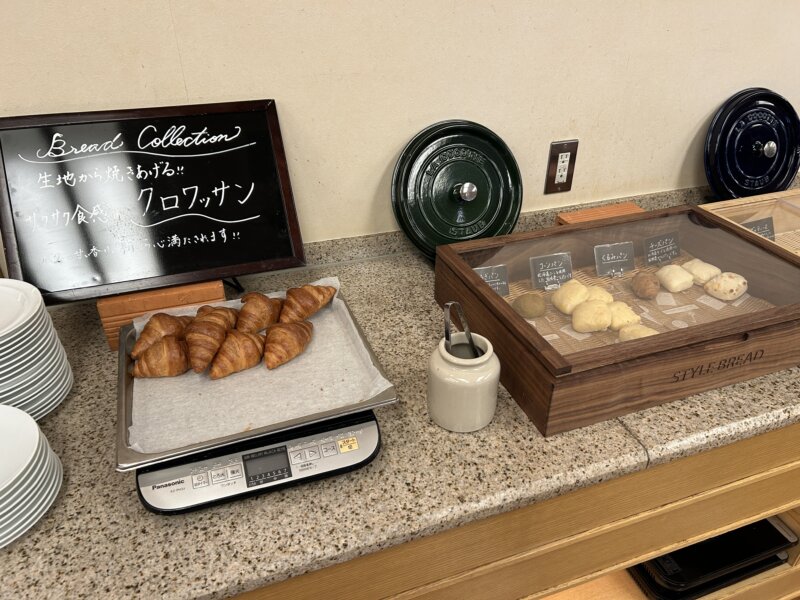 「蔵王の森」がつくる美と健康の温泉宿　ゆと森倶楽部　朝食の焼きたてパン