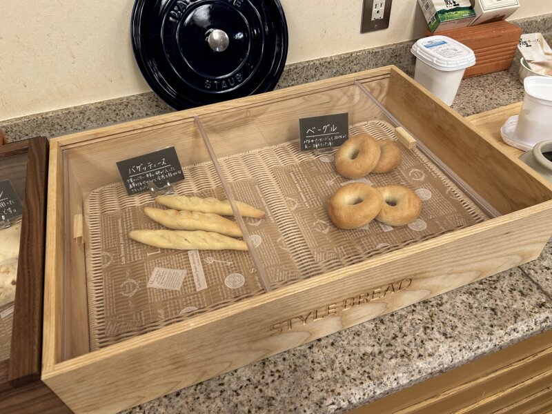 「蔵王の森」がつくる美と健康の温泉宿　ゆと森倶楽部　朝食の焼きたてパン