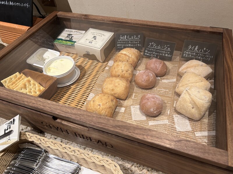 「蔵王の森」がつくる美と健康の温泉宿 ゆと森倶楽部 夕食のパンとクラッカー