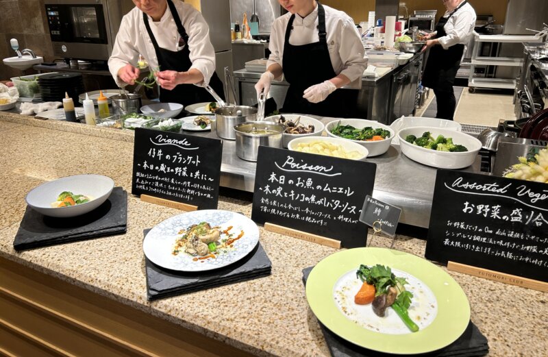 「蔵王の森」がつくる美と健康の温泉宿 ゆと森倶楽部 夕食のライブキッチンの様子