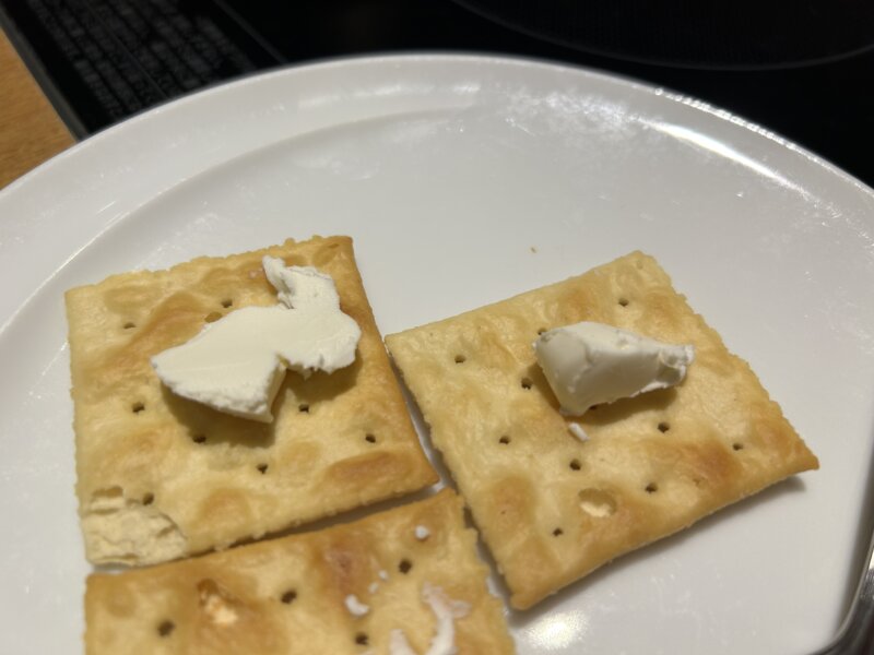 「蔵王の森」がつくる美と健康の温泉宿 ゆと森倶楽部 夕食のクリームチーズを乗せたクラッカー