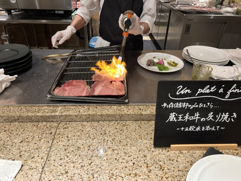 「蔵王の森」がつくる美と健康の温泉宿 ゆと森倶楽部 夕食の蔵王和牛を炙っているところ