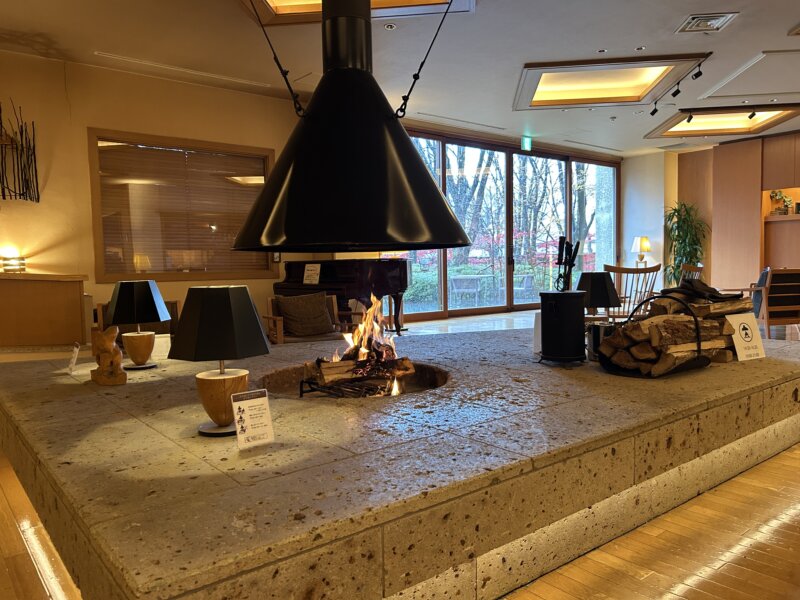 「蔵王の森」がつくる美と健康の温泉宿　ゆと森倶楽部　暖炉ラウンジ