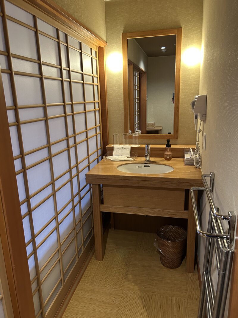 「蔵王の森」がつくる美と健康の温泉宿　ゆと森倶楽部　さくらトリプルの部屋の洗面所