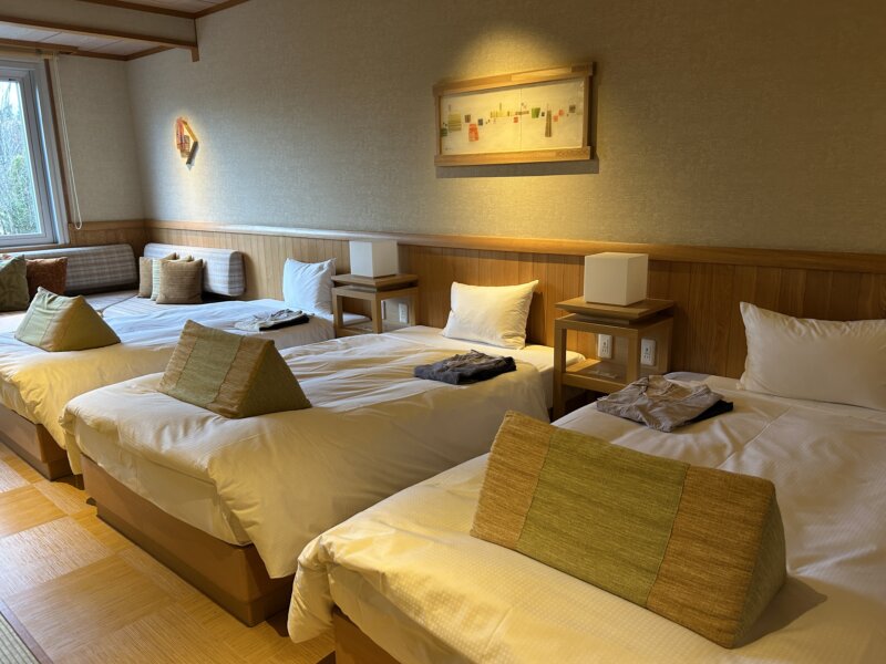 「蔵王の森」がつくる美と健康の温泉宿　ゆと森倶楽部　さくらトリプルの部屋のシモンズベッド