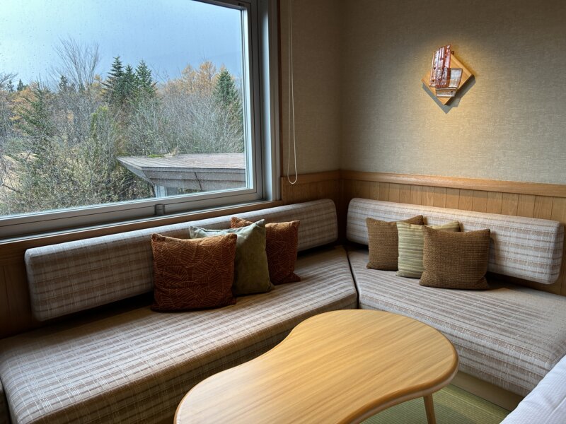 「蔵王の森」がつくる美と健康の温泉宿　ゆと森倶楽部　さくらトリプルの部屋のソファ
