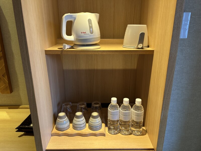 「蔵王の森」がつくる美と健康の温泉宿　ゆと森倶楽部　さくらトリプルの部屋のドリンク