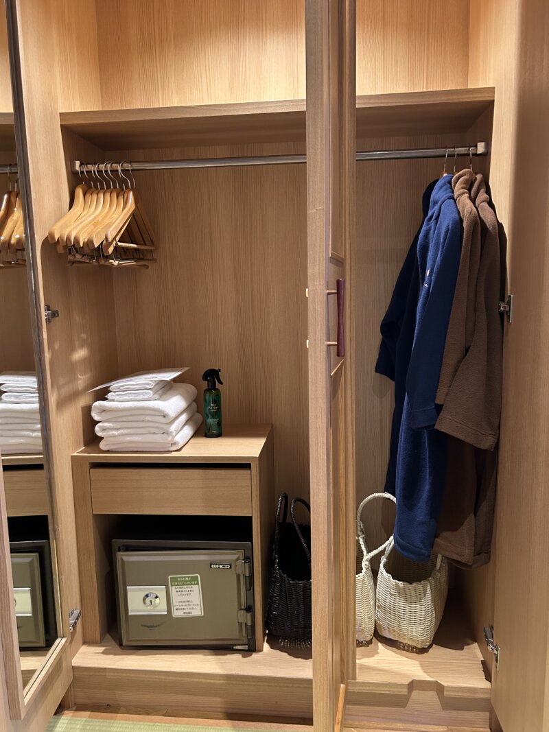「蔵王の森」がつくる美と健康の温泉宿　ゆと森倶楽部　さくらトリプルの部屋のクローゼット