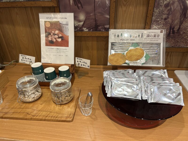 「蔵王の森」がつくる美と健康の温泉宿　ゆと森倶楽部　ラウンジいちのたねとカマンベールワッフルクッキー