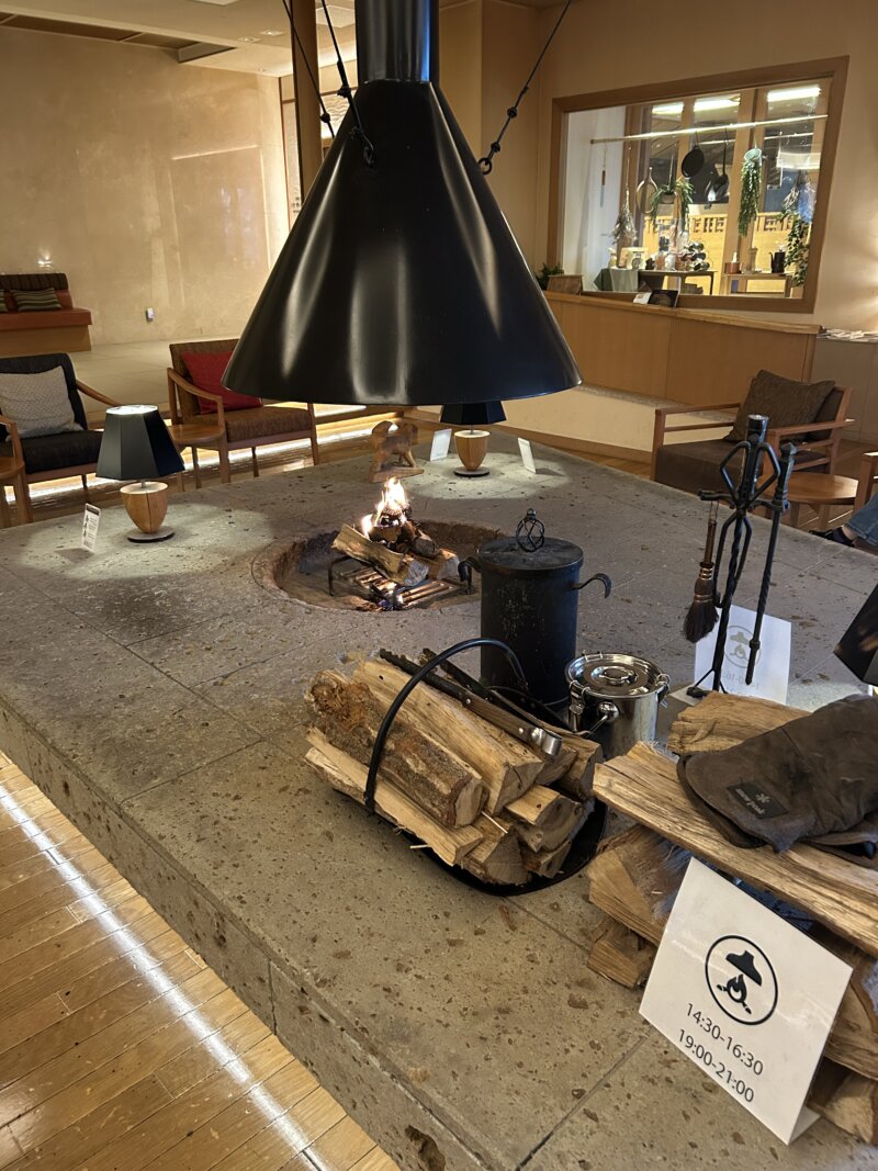 「蔵王の森」がつくる美と健康の温泉宿　ゆと森倶楽部　暖炉ラウンジ