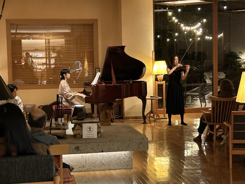 「蔵王の森」がつくる美と健康の温泉宿　ゆと森倶楽部　暖炉ライブ